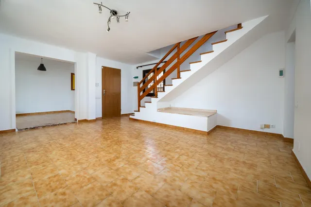 ADOSADO AMPLIO Y LUMINOSO CON TERRAZA PRIVADA EXTERIOR - foto 3