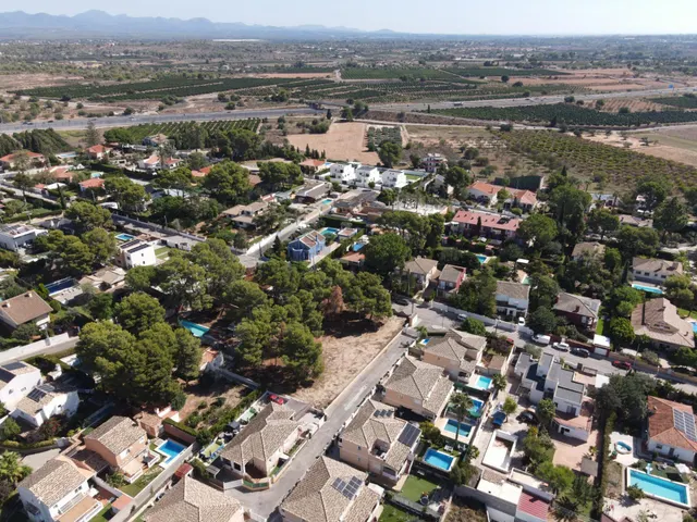 PARCELA URBANA DE 696 m2 EN MONTE COLORADO — CREA EL CHALET QUE IMAGINAS — 37