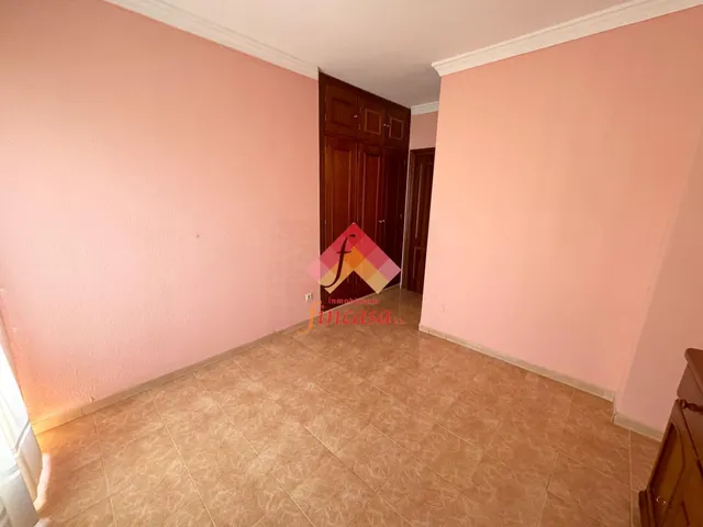 ¡AMPLIO PISO CON COCHERA CERRADA EN EL CENTRO! — 13