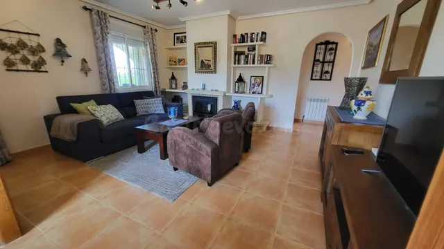 Chalet esquina de 3 Dormitorios y 3 Baños en parcela grande arreglada de 600m2 con piscina y garaje privado — 3