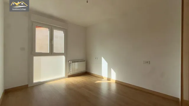 Chalé adosado, con terraza 30m , jardín 70m , garaje para 2 coches. 5 habitaciones. 3 baños. Cocina salón comedor de 35 m2. Magnificas vistas. Muy soleados — 31