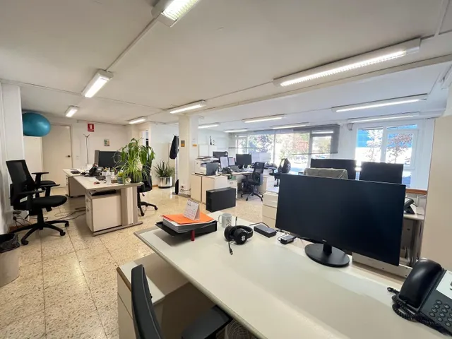 Espectacular local oficina con 170 m2 en Avenida Barcelona zona Esclat — 9