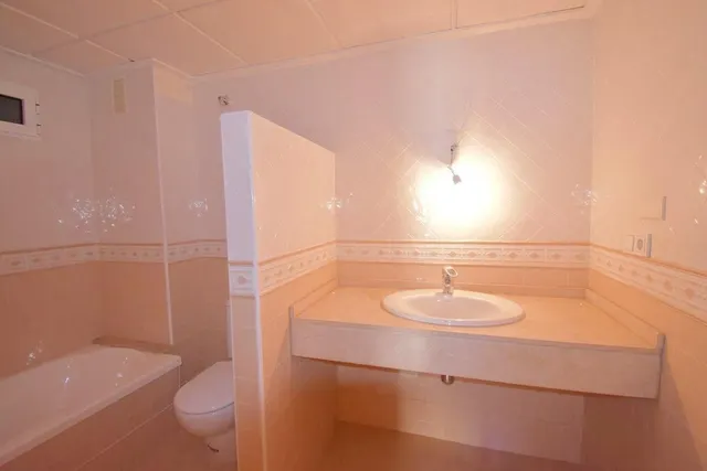 Amplio piso SE VENDE en Torrevieja – 3 habitaciones, terraza y garaje incluido — 30