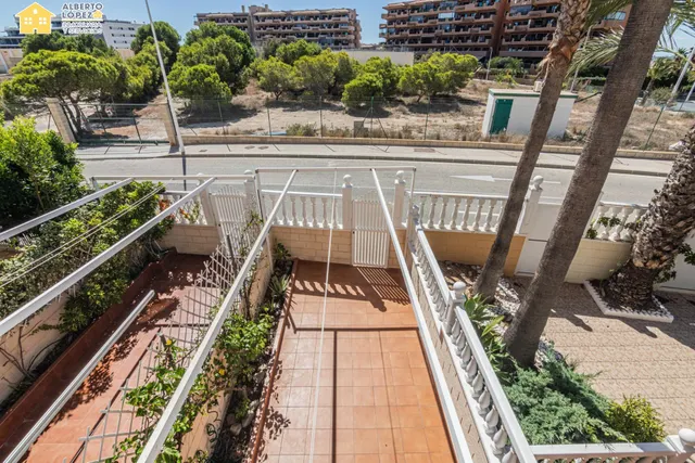 Bungalow en venta en urbanización Las Arenas 2, Arenales del Sol. — 39
