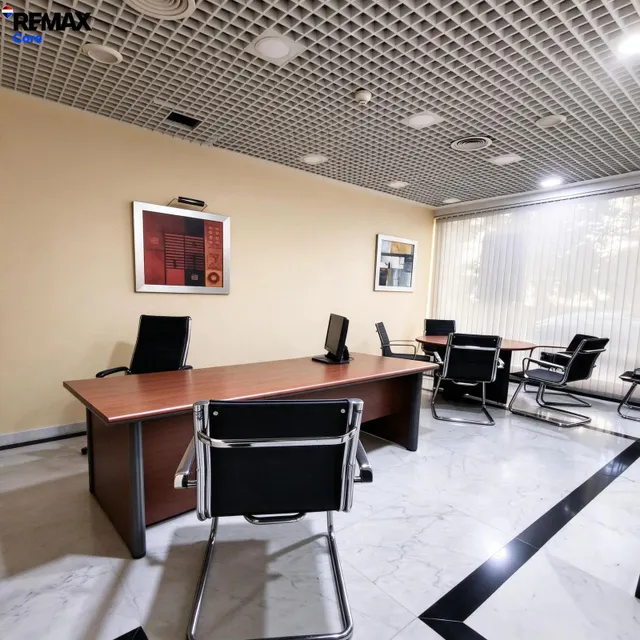 Local para oficinas, gimnasio o clínica en venta en el Centro de Badajoz — 39