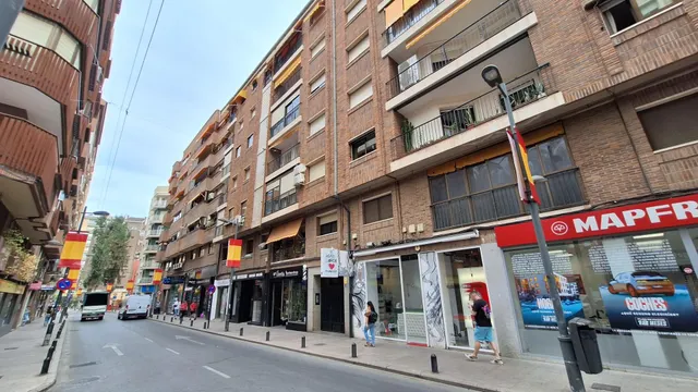 Piso SIN AMUEBLAR de 4 dormitorios, dos baños y plaza de garaje en la Calle Puerta Nueva — 36