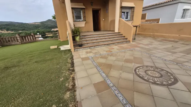 Exclusiva Villa Independiente con Piscina Privada en Getares - foto 2
