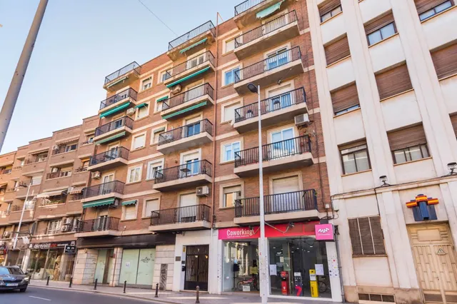 VIVIENDA CON GRAN PATIO PRIVADO FRENTE AL NUEVO HOTEL BARCEL