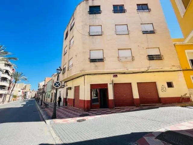EDIFICIO DE 3 PISOS DE 3 habitaciones +LOCAL COMERCIAL Y 3 TRASTEROS — 2
