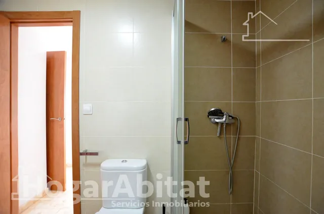 ¡vistas despejadas! amplio, alto y moderno con ascensor y balcón — 41