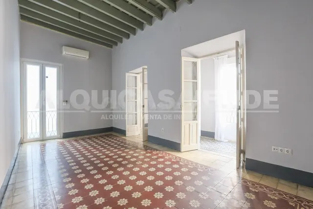 Centro Alfalfa. Excelente y amplio piso dúplex ático SIN MUE
