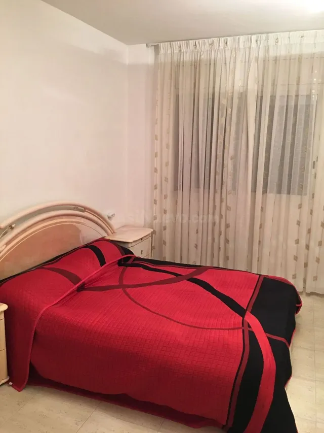 Precioso piso de 2 habitaciones, un baño, cocina, salón y ba - foto 5