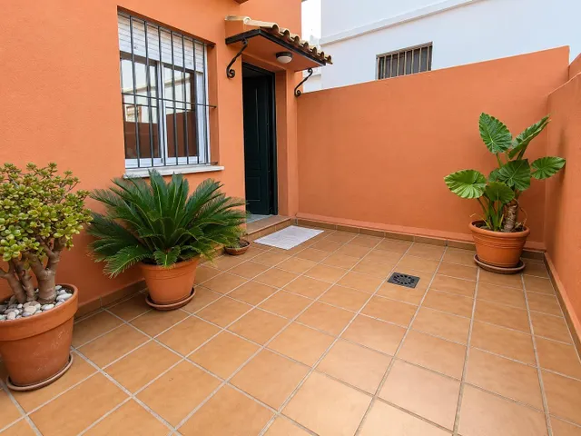 Se vende vivienda de tres dormitorios, dos patios privados y garaje en Algeciras, mirador de moncayo. — 9