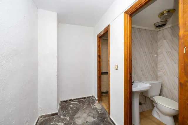 Local comercial junto a calle Alhamar. Ideal para oficina, despacho o almacén. Muy económico — 10