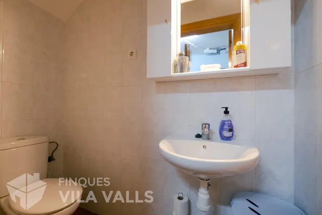 Casa adosada de tres plantas con jardín, terrazas y espacio tipo loft en garaje — 34