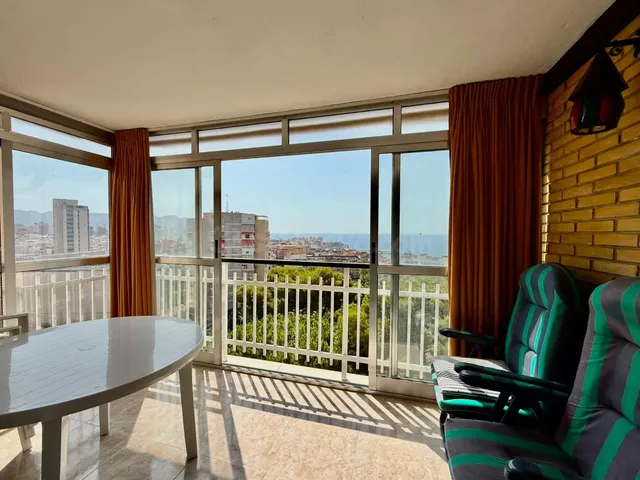AMPLIA VIVIENDA DE ESQUINA CON DOS TERRAZAS, VISTAS AL MAR Y - foto 3