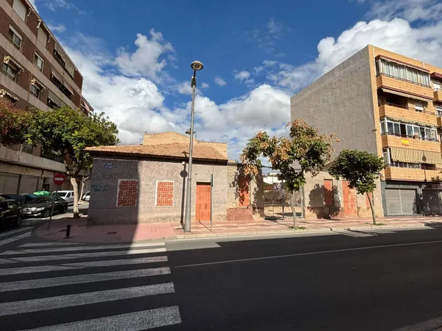 Casa independiente en esquina con gran potencial de rehabilitación o nuevo proyecto — 7