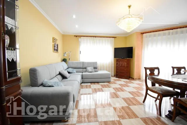 CASA SEMINUEVA CON GRAN TERRAZA Y GARAJE