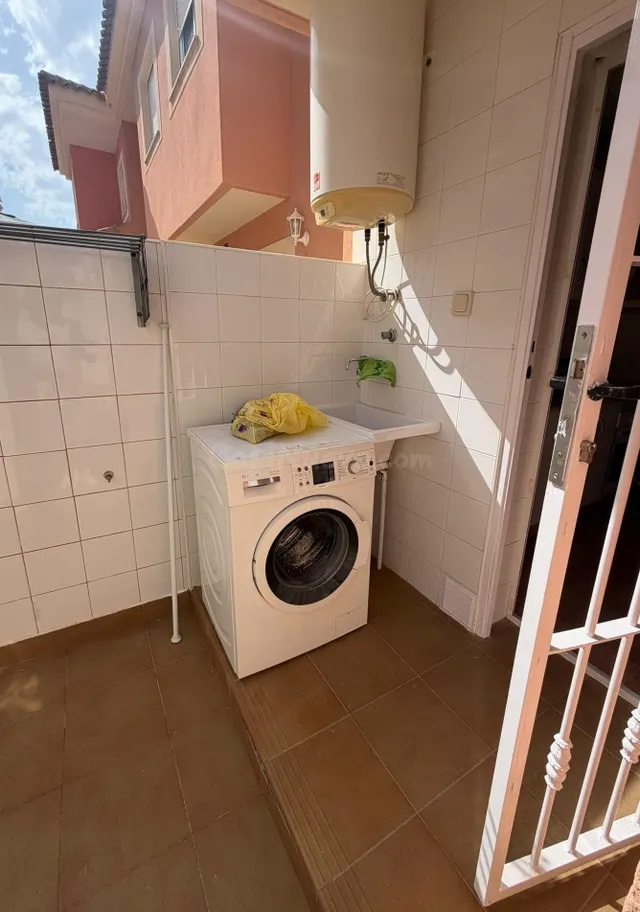 Dúplex en alquiler todo el año en El Alcolar – 3 dormitorios y gran patio exterior | 1.100 €/mes — 12