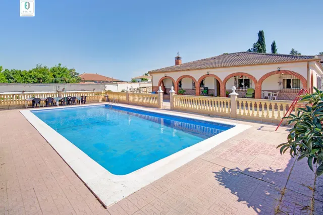 CHALET CON PISCINA EN CORTIJO PRETEL (ALBOLOTE) — 4
