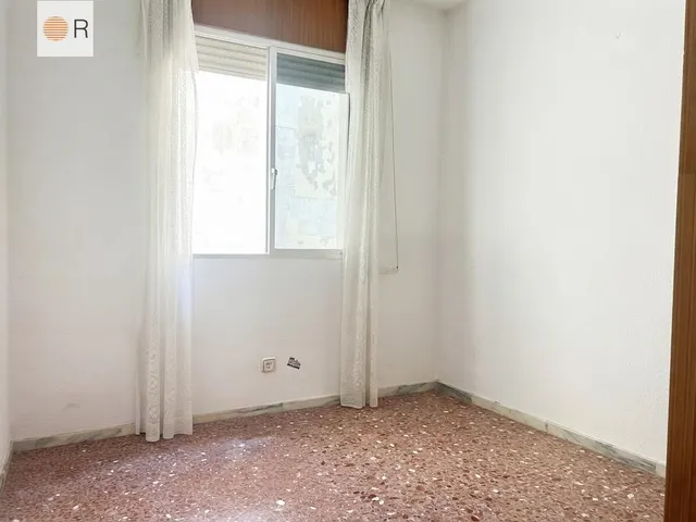 Piso con 4 dormitorios, 2 baños y terraza — 8