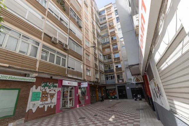 Amplio piso en Pedro Antonio de Alarcón — 38