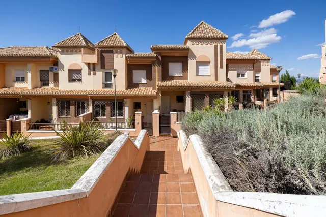 Ponemos a la venta esta preciosa casa en Urbanizacion cerrada, con zonas comunes y piscina comunitaria. — 43