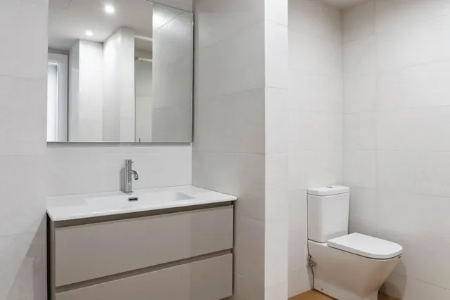 Vivienda reformada a estrenar con 3 estancias, terraza privada y espacio polivalente en Badalona — 11