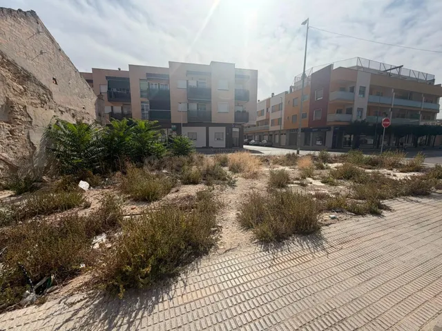 Solar edificable Benejúzar: 250 m² con orientación sur y acc