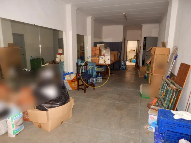 Dos locales colindantes, con patio, en Ontinyent.
