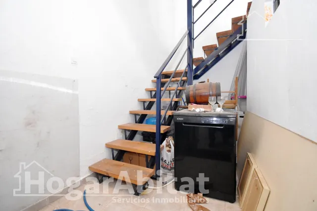 ¡OPORTUNIDAD DE INVERSIÓN! CASA CON BALCÓN Y PATIO EN EL CENTRO — 48