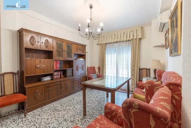 Piso de 3 dormitorios en calle milán, zaidín | muy luminoso y con gran potencial — 3