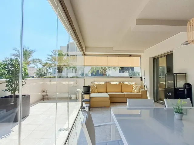 Amplio Apartamento en Esquina en Planta Baja con Terraza Acristalada y Jardín Privado en Green Hills — 2