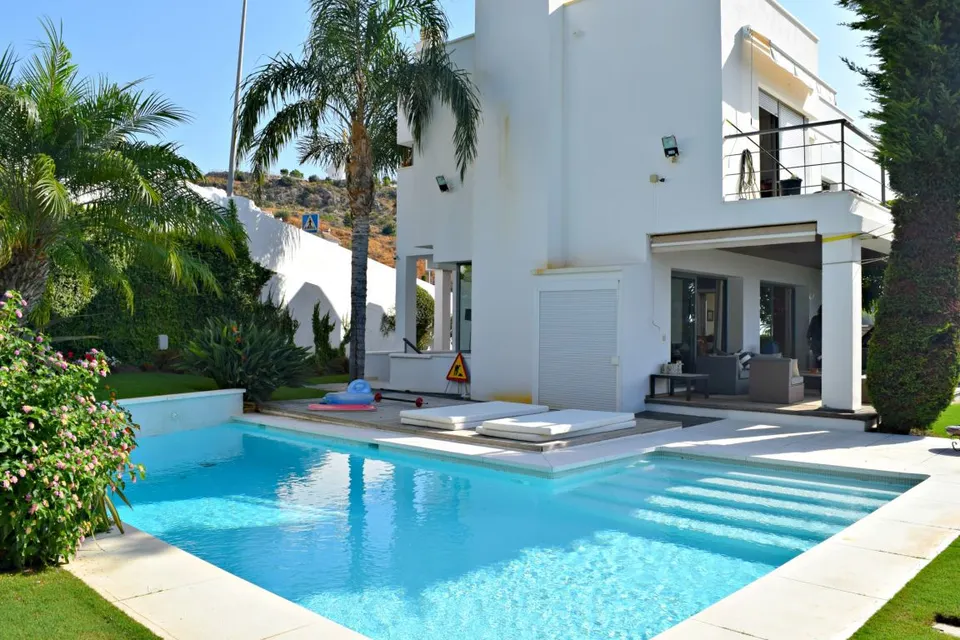 Espectacular villa de 6 dormitorios con vistas despejadas al mar