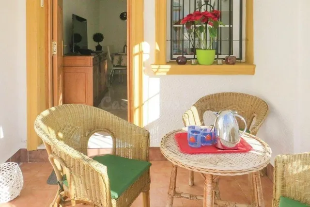 Casa adosada en buen estado (aprox. 87 m2) en el popular Jardín del Mar XIII. Terraza orientada al suroeste frente a la casa, azotea, gran piscina comunitaria y cerca de colegios y supermercados. — 3