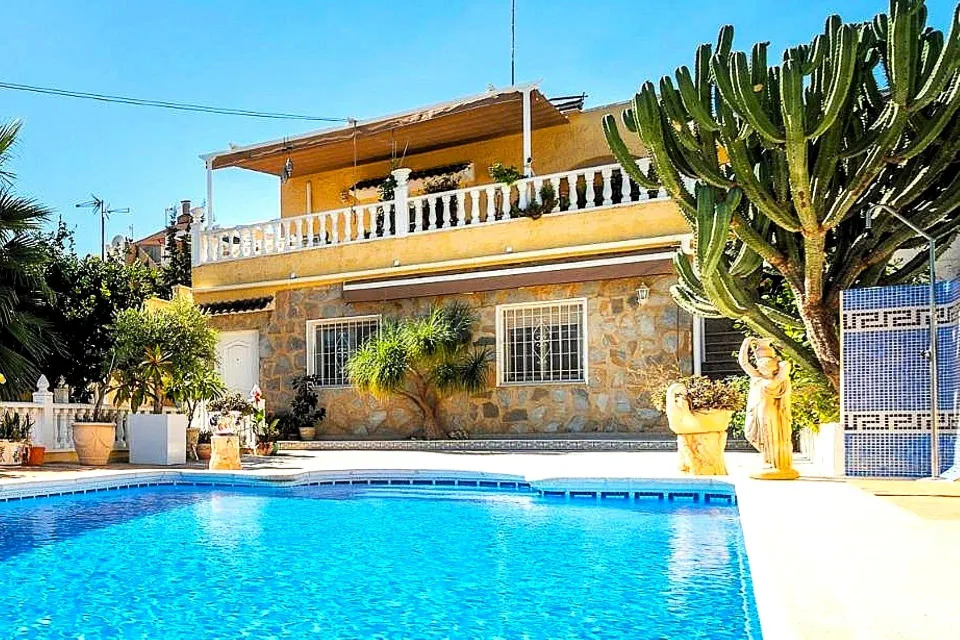 Maravilloso chalet pareado (aprox. 130 m2 + terrazas y garaje) con 4 dormitorios y 2 baños. Amplia parcela privada (516 m2) con jardín y gran piscina.