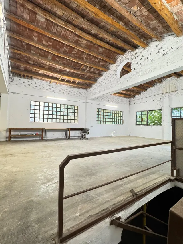 Nave en zona urbana con 264 m2 y con jardín de 114 m2 orientado al sur, garaje y gran potencial como estudio profesional. — 15