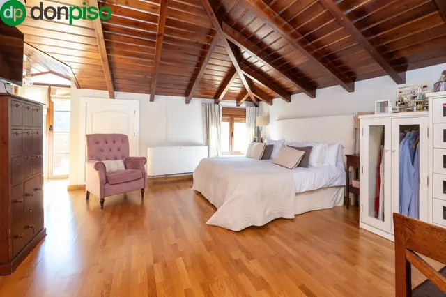 ESPECTACULAR CASA ADOSADA CON PISCINA INDEPENDIENTE — 25