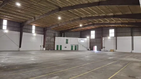 NAVE ÚNICA. Polígono Industrial Aguilar. Impresionante nave en esquina de 1500 m y techos 10m. Esquinera.