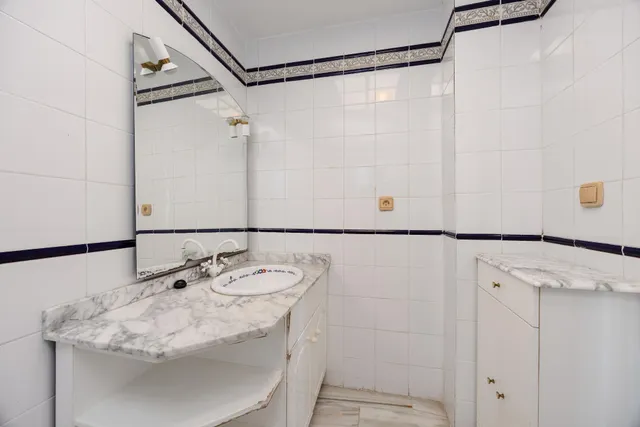 Apartamento de tres dormitorios y dos baños en residencial Duquesa Beach, primera línea de la playa de los locos — 27