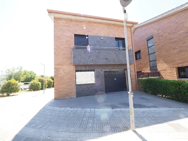SE VENDE CASA ADOSADA EN MONTMELO