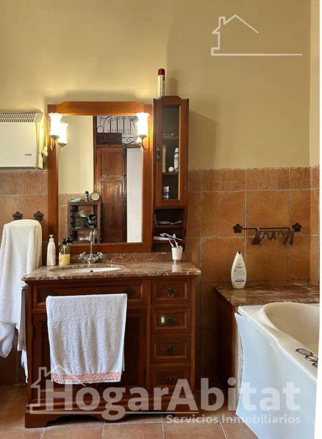 Tradición y calidez mediterránea en esta emblemática casa de pueblo reformada con chimenea, patio — 17