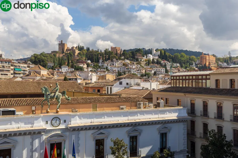 GRAN PISO EN PLAZA DEL CARMEN FRENTE AL AYUNTAMIENTO.