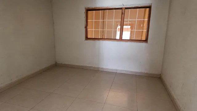 Nave comercial con alojamiento, aparcamiento y parcela en A Gándara — 26