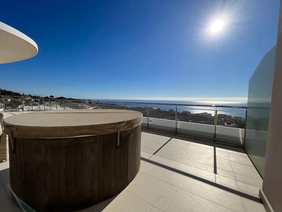 LLAVE EN MANO. ÁTICO IMPRESIONANTE CON ENORME TERRAZA, ORIENTACIÓN SUR Y VISTAS PANORÁMICAS AL MAR