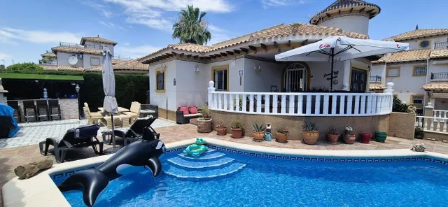 Villa de 4 habitaciones en venta en Villamartín - foto 2
