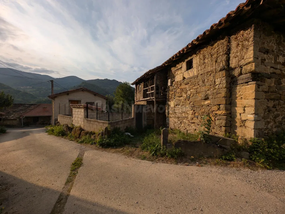 Casa tradicional asturiana para reformar en entorno unico de aller