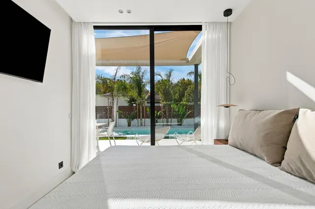 Exclusiva villa de diseño moderno con piscina privada, jardín, garaje y domótica avanzada — 32