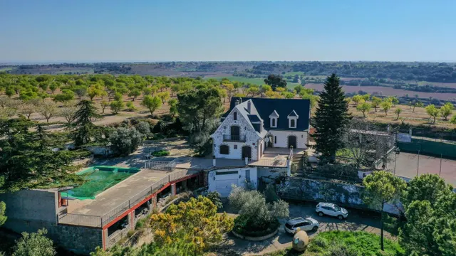 Finca rústica singular en parcela de 2.296 m2 con piscina, amplio garaje y pista de tenis. — 7