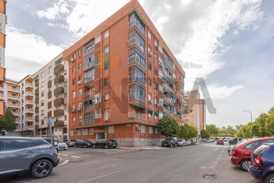 ESTUPENDO PISO JUNTO A LA estación DE AUTOBUSES Y A 5 MINUTOS DEL CORTE INGLES